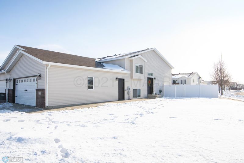 3382 10th St S, Moorhead, MN 56560
