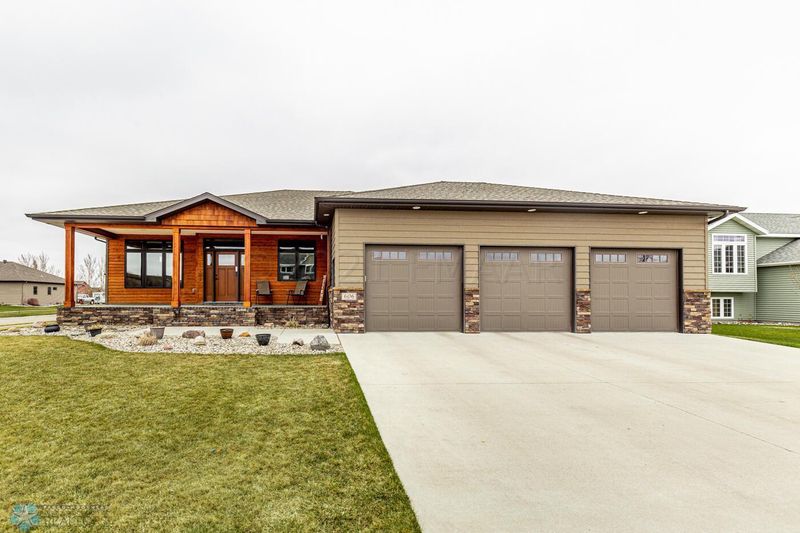 606 Westminster Dr, Moorhead, MN 56560