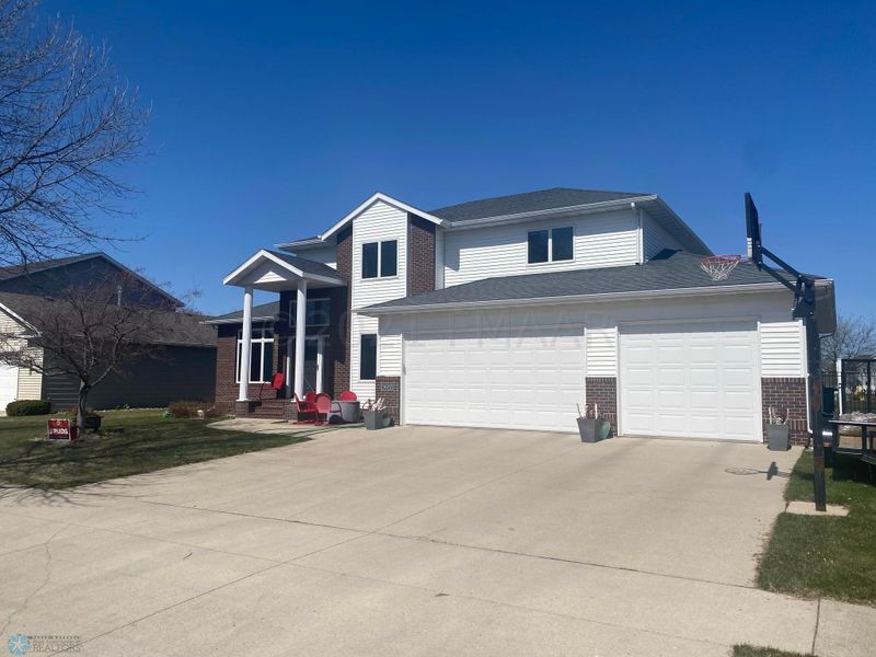 3627 Westmoor Dr, Moorhead, MN 56560