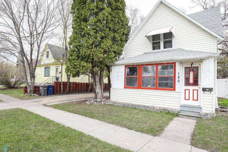 120 12th St N, Moorhead, MN 56560