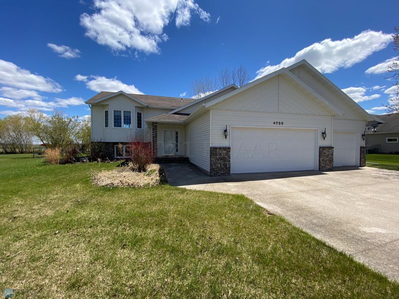 4720 21st St N, Moorhead, MN 56560