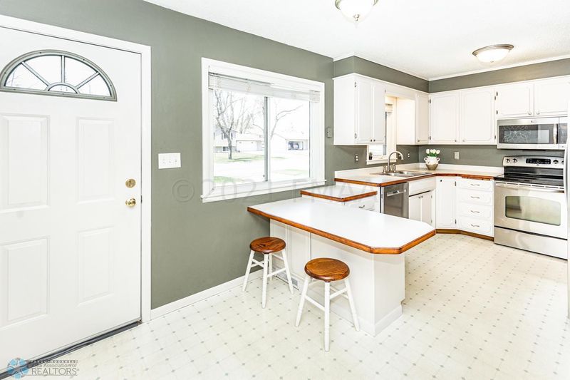 414 Oak Way, Moorhead, MN 56560