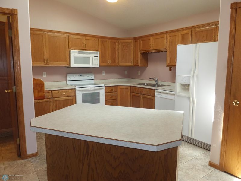 935 Woodbridge Cir, Dilworth, MN 56529