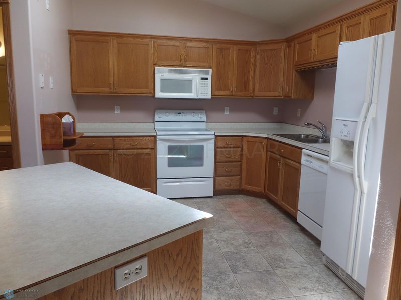 935 Woodbridge Cir, Dilworth, MN 56529