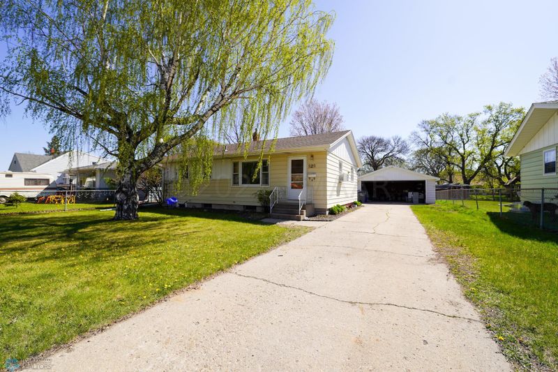 828 15th St N, Moorhead, MN 56560