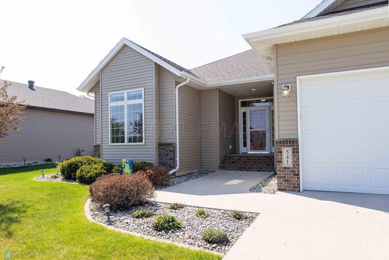 541 Hampton Dr W, Moorhead, MN 56560