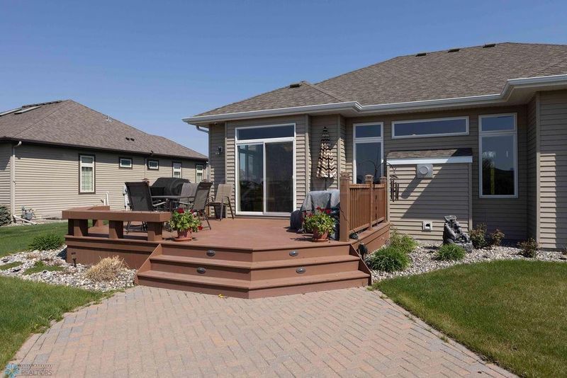 541 Hampton Dr W, Moorhead, MN 56560