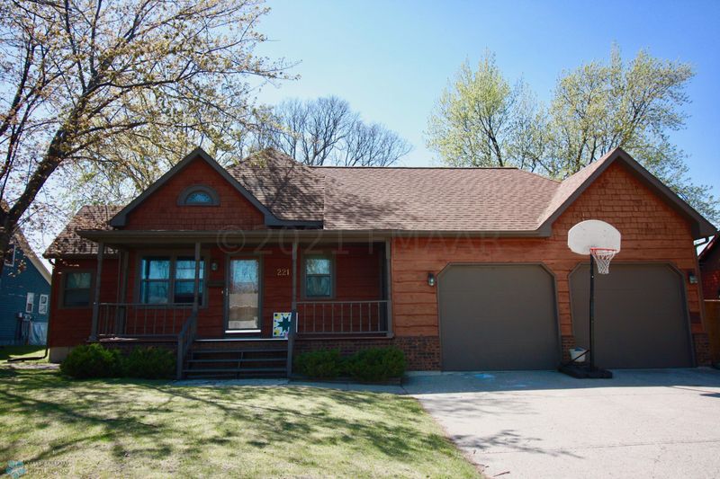 221 Oak St, Breckenridge, MN 56520