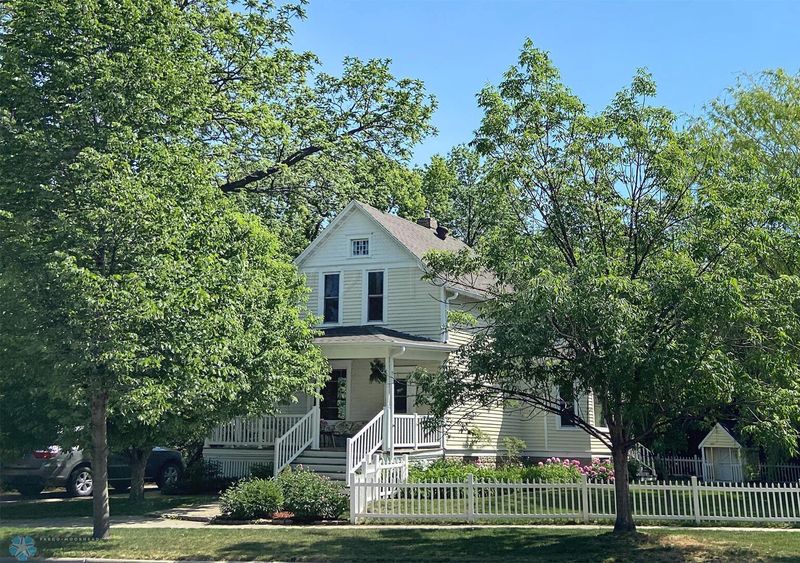 318 4th St S, Moorhead, MN 56560