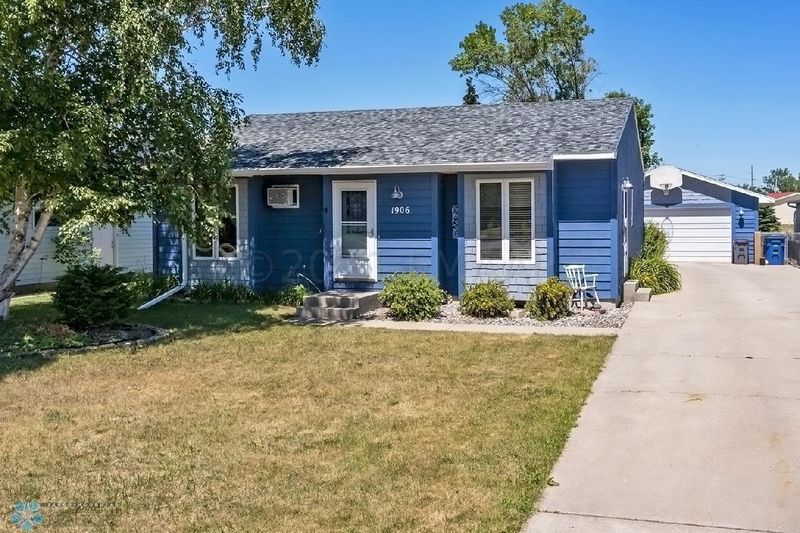 1906 13th Ave N, Moorhead, MN 56560
