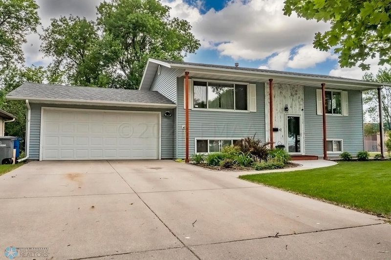 401 Maple Ln, Moorhead, MN 56560