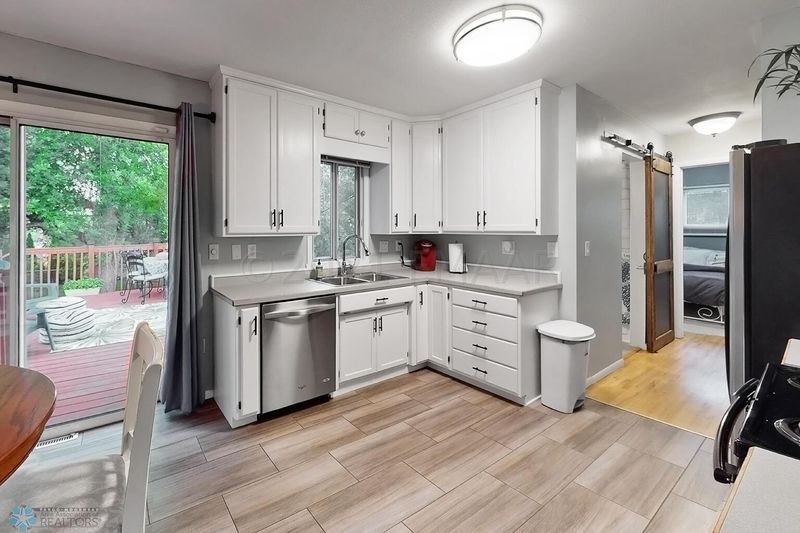 401 Maple Ln, Moorhead, MN 56560