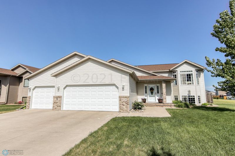 4120 10 St S, Moorhead, MN 56560