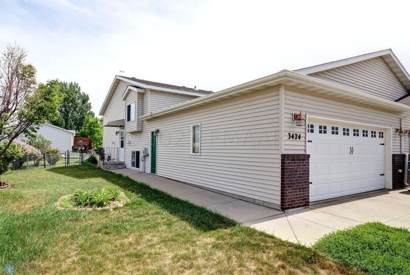 3424 10th St S, Moorhead, MN 56560