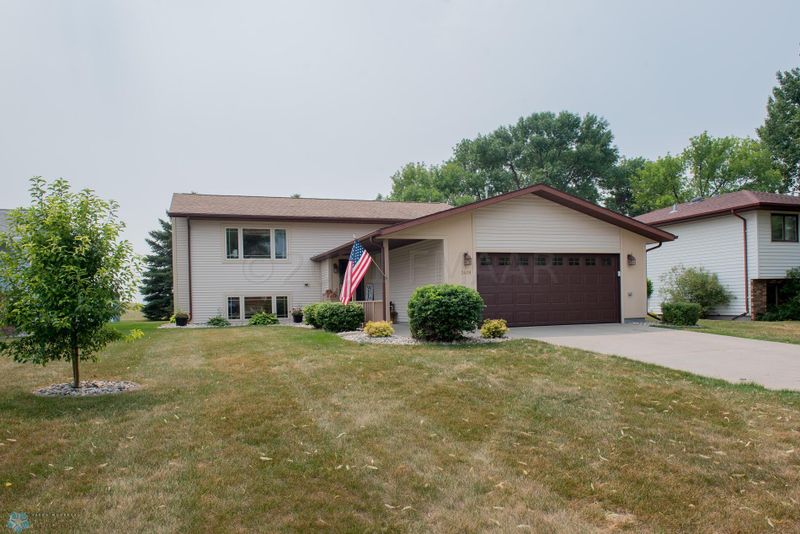 2409 33rd Ave S, Moorhead, MN 56560