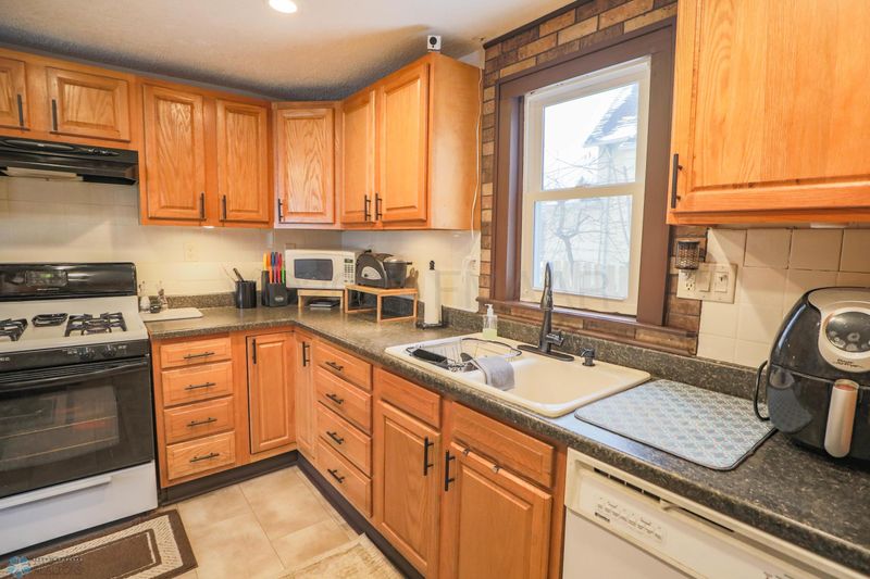 321 11th St S, Moorhead, MN 56560