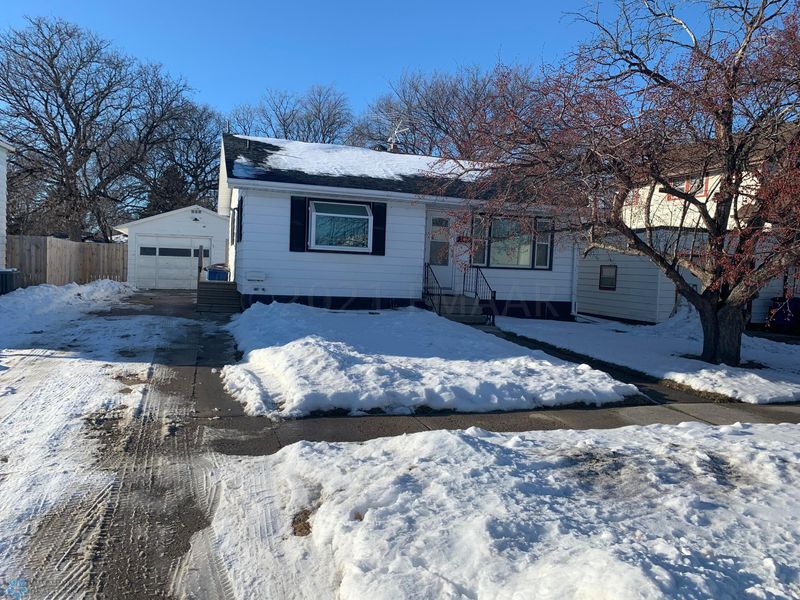 311 16th St N, Moorhead, MN 56560