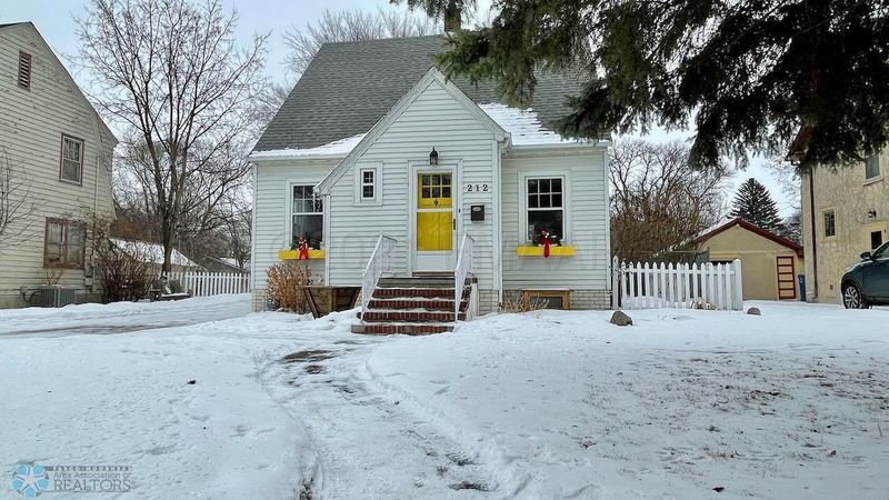 212 12th St N, Moorhead, MN 56560
