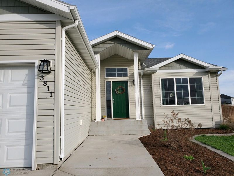 3811 15th St S, Moorhead, MN 56560