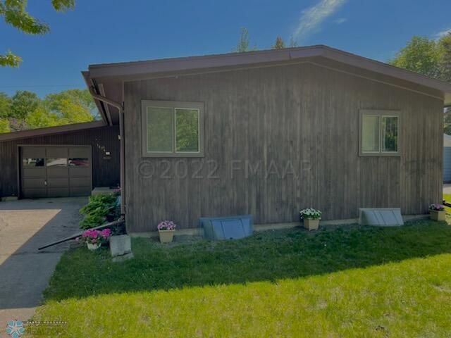 1614 18th St S, Moorhead, MN 56560