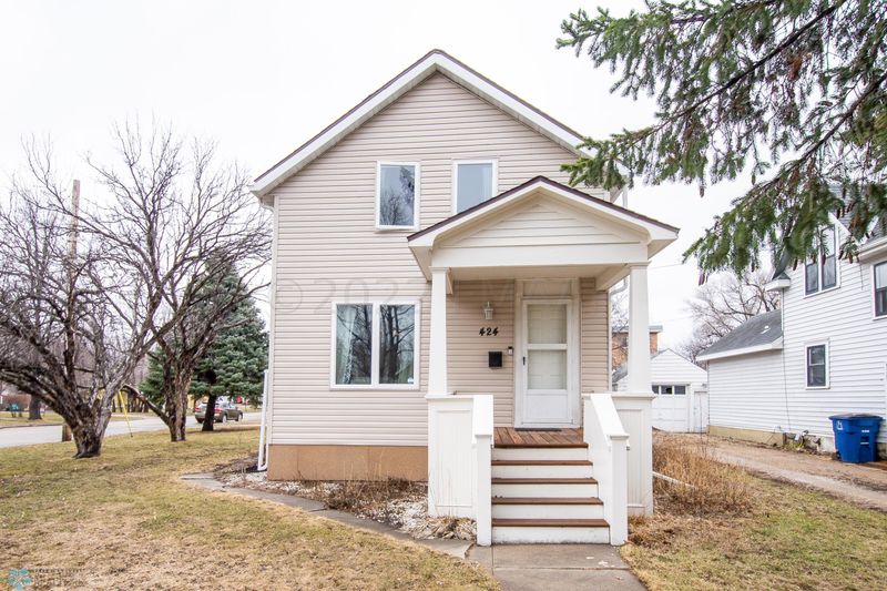 424 10th St N, Moorhead, MN 56560