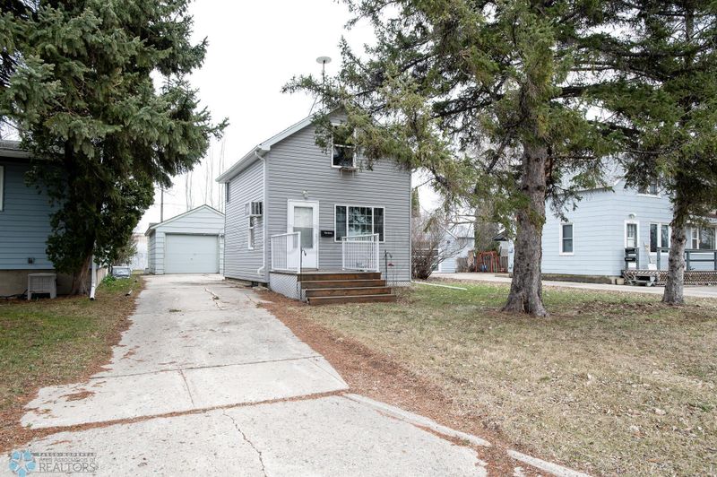 520 20th St N, Moorhead, MN 56560