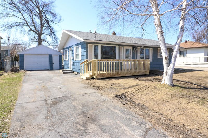 1111 16th St N, Moorhead, MN 56560