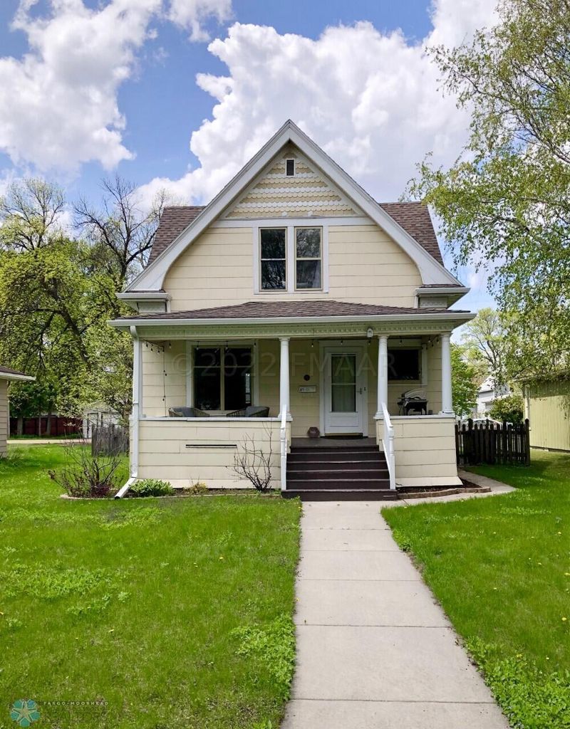 811 4th St S, Moorhead, MN 56560