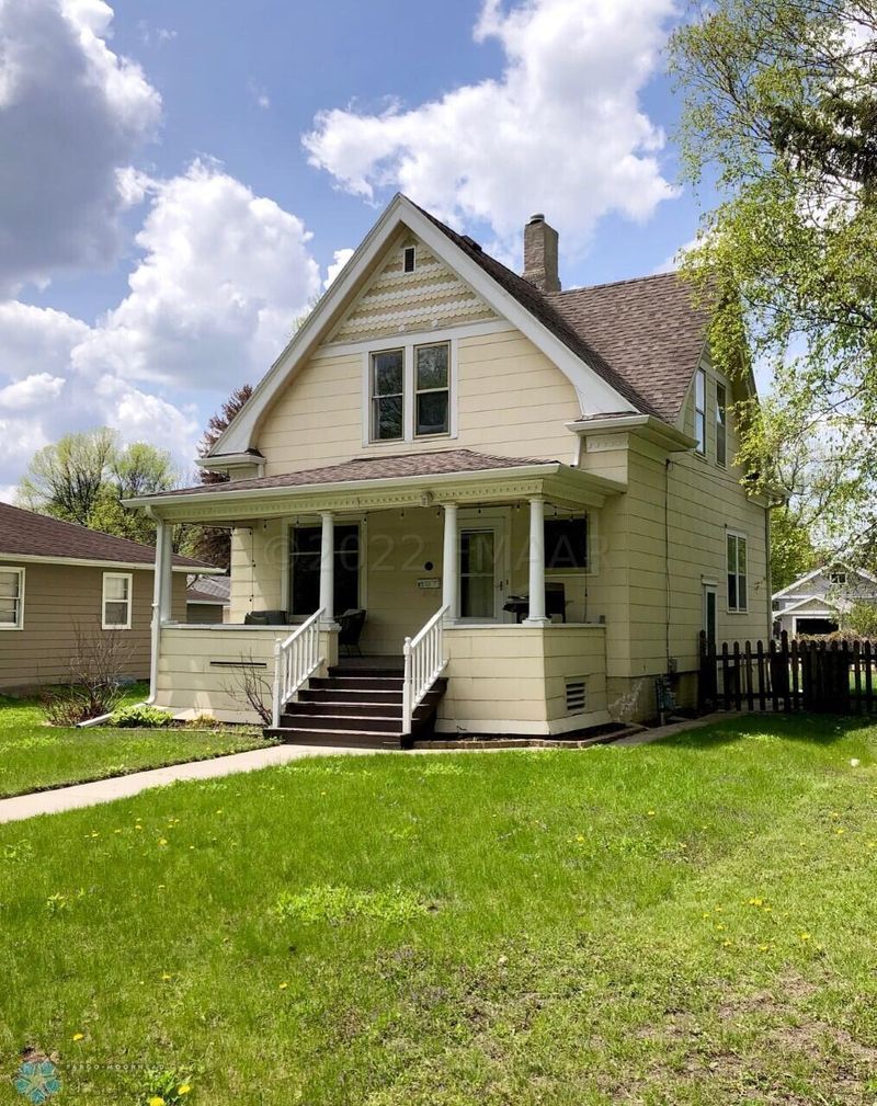 811 4th St S, Moorhead, MN 56560