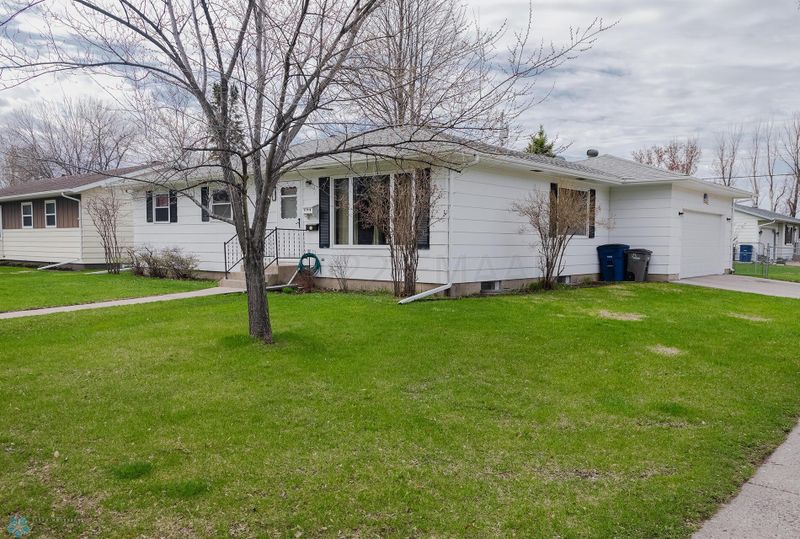 501 Birch Ln, Moorhead, MN 56560