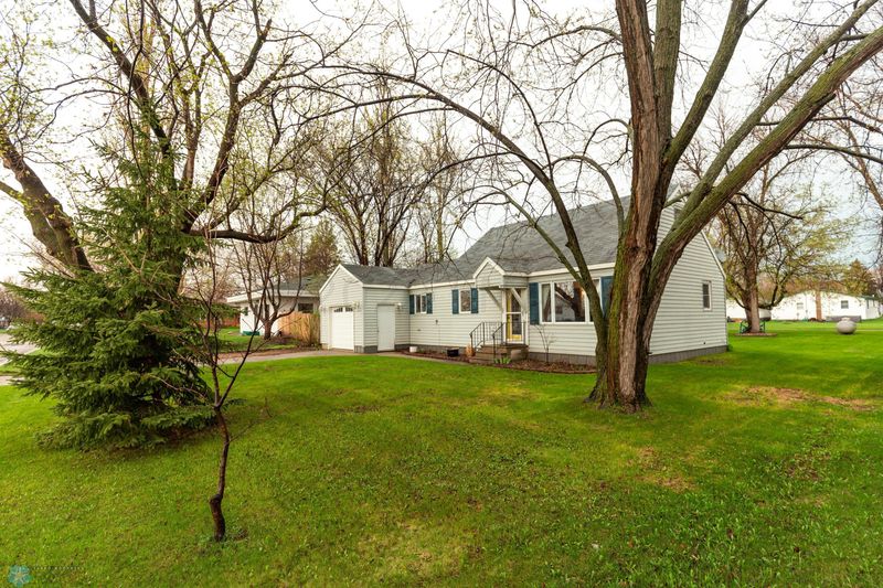 808 3 St SE, Barnesville, MN 56514