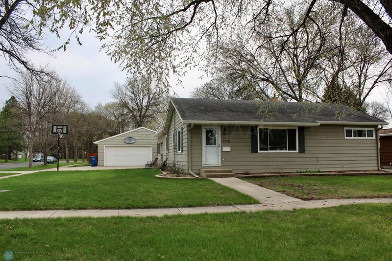 1721 12th St S, Moorhead, MN 56560