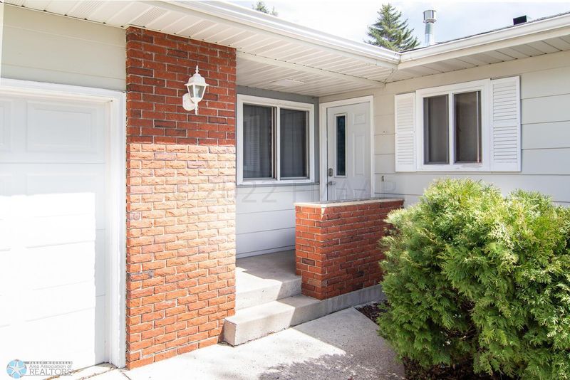 2514 13th St S, Moorhead, MN 56560