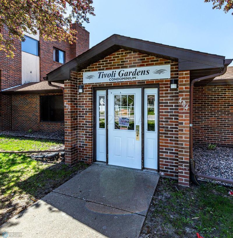 402 1 Ave NW #E, Dilworth, MN 56529
