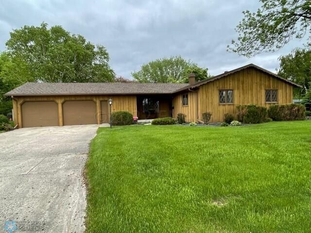 904 Oak St, Breckenridge, MN 56520