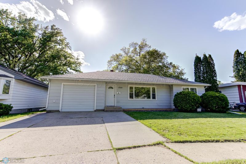 1709 6th St S, Moorhead, MN 56560