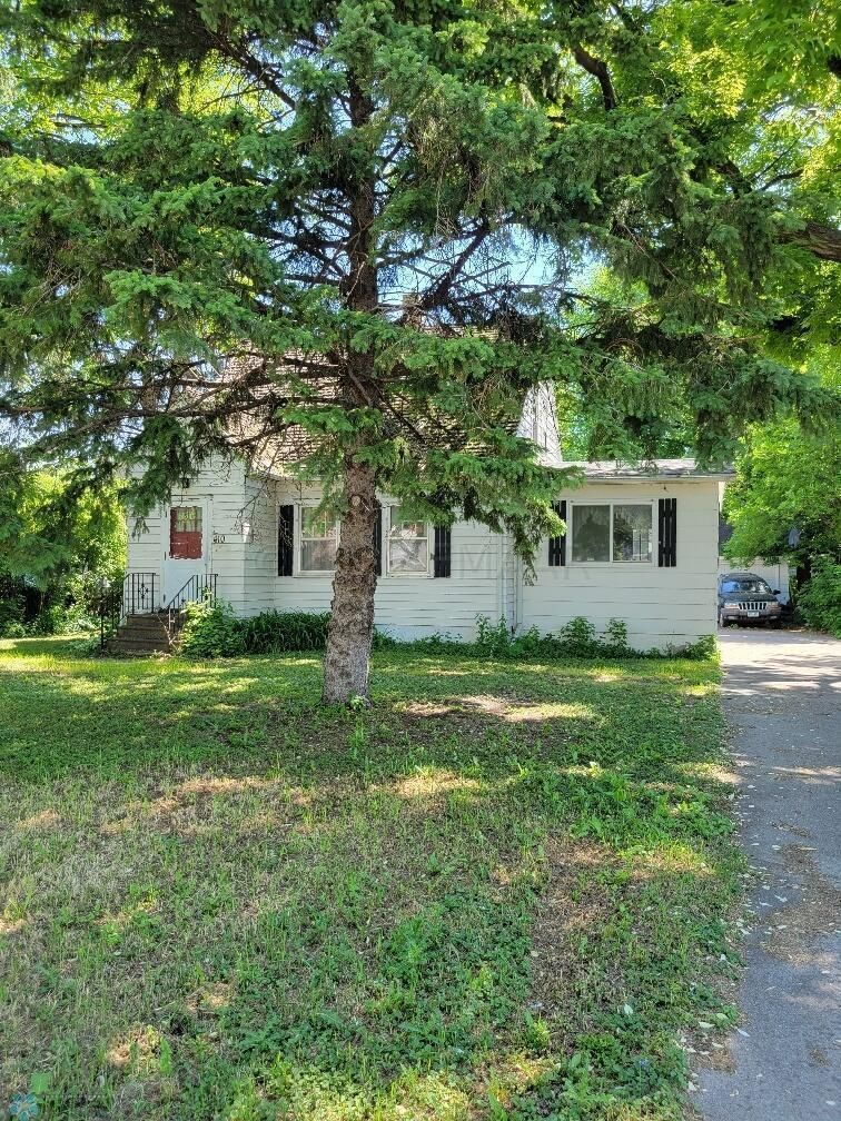 410 15th St N, Moorhead, MN 56560