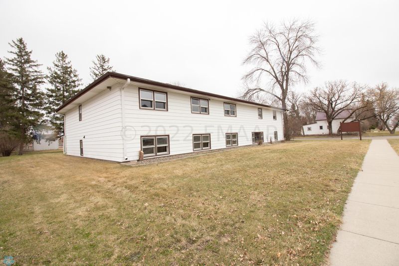 2004 8th Ave N, Moorhead, MN 56560