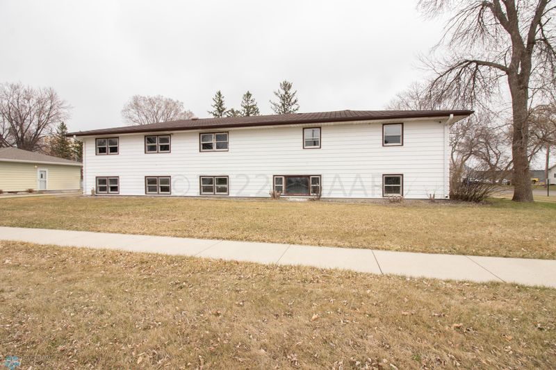 2004 8th Ave N, Moorhead, MN 56560