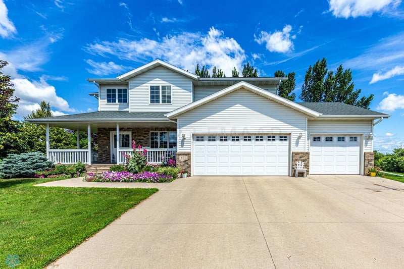 601 Kroshus Dr, Dilworth, MN 56529