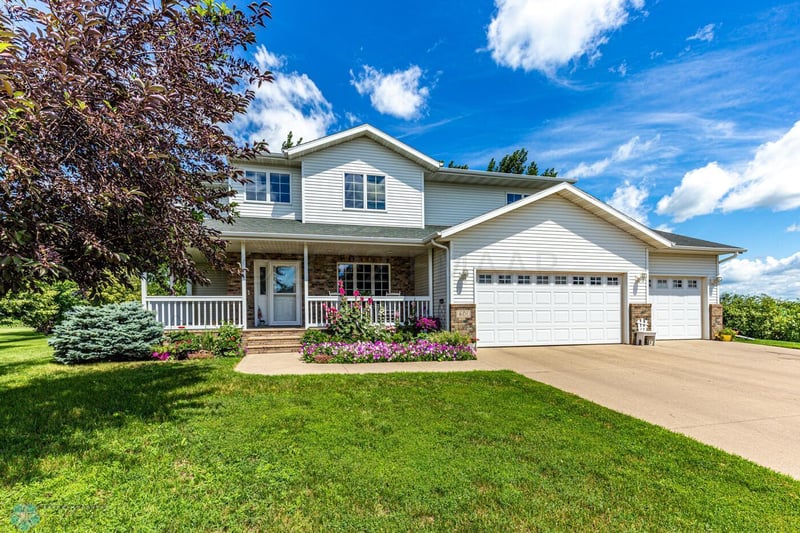 601 Kroshus Dr, Dilworth, MN 56529