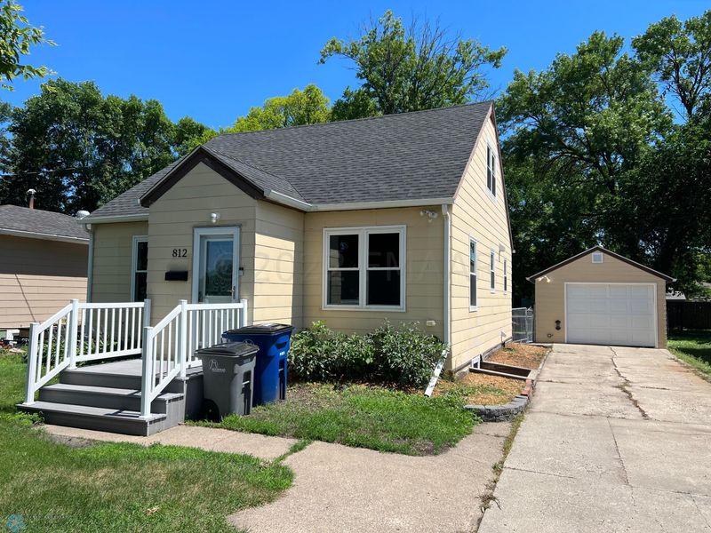 812 14th St N, Moorhead, MN 56560