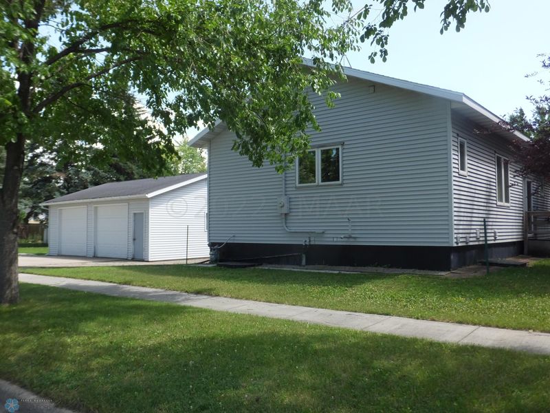 1024 11th St N, Moorhead, MN 56560