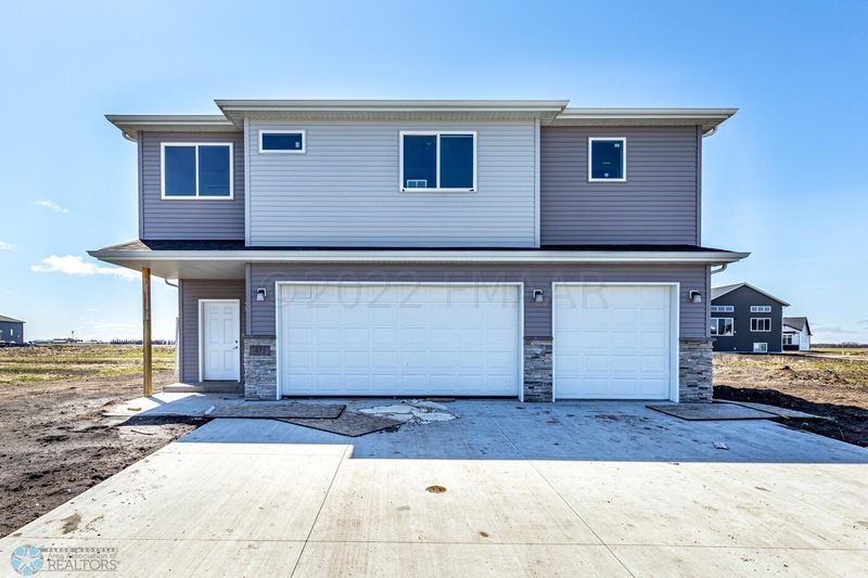 413 Hampton Dr W, Moorhead, MN 56560
