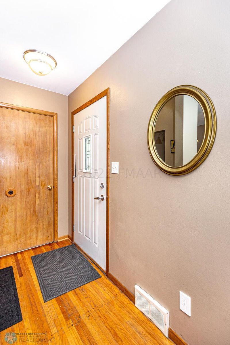 914 1st St S, Moorhead, MN 56560