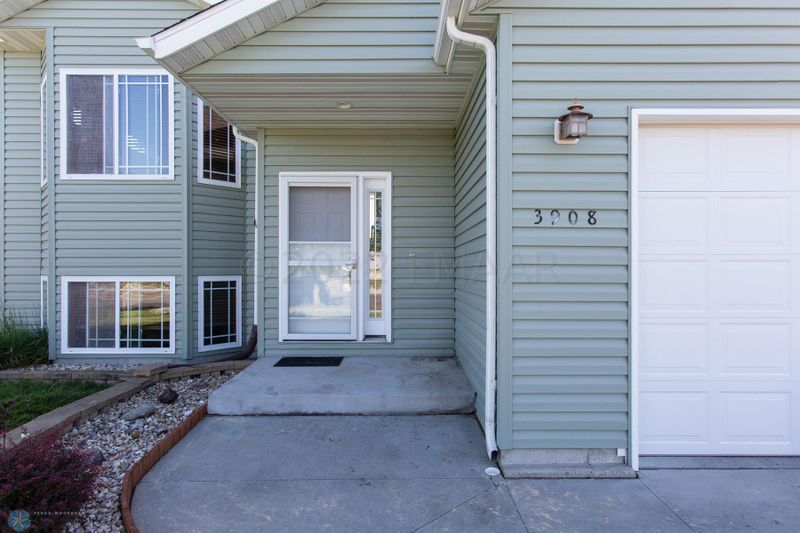3908 13th St S, Moorhead, MN 56560
