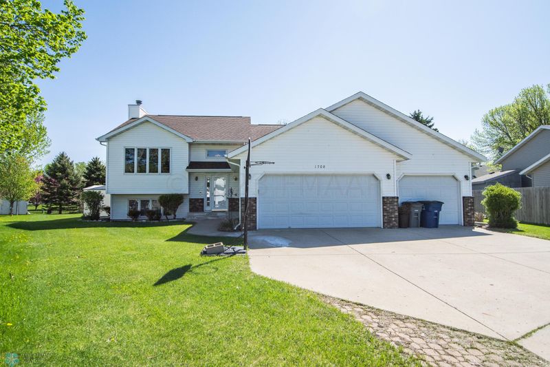 1708 33rd St S, Moorhead, MN 56560