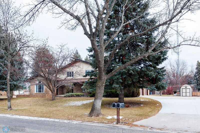 4 38th Avenue Cir S, Moorhead, MN 56560