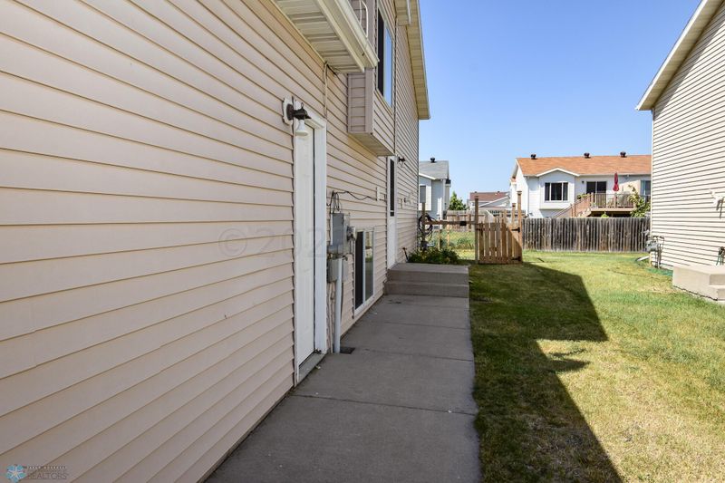 1006 36th Ave S, Moorhead, MN 56560