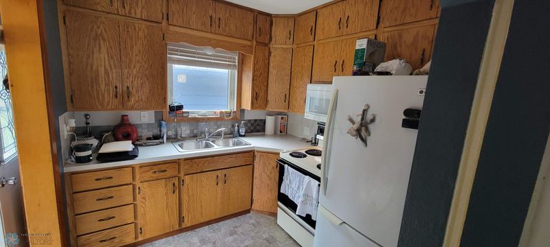 402 Dudrey Ct, Moorhead, MN 56560